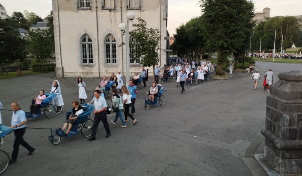 350 riojanos acuden en peregrinación a Lourdes acompañados por el Obispo La Rioja Santos Montoya